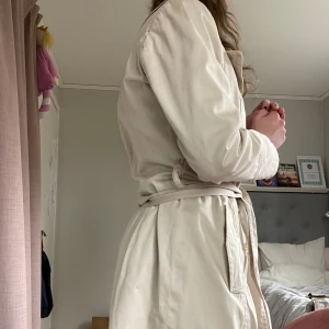 Trenchcoat - Så fin! Tecken på använding därav priset. Perfekt vårjacka eller sommarjacka