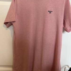 T-shirt Barbour, fint skick, strl M  - T-shirt Barbour, storlek Medium. Endast använd ett par gånger så väldigt fint skick.