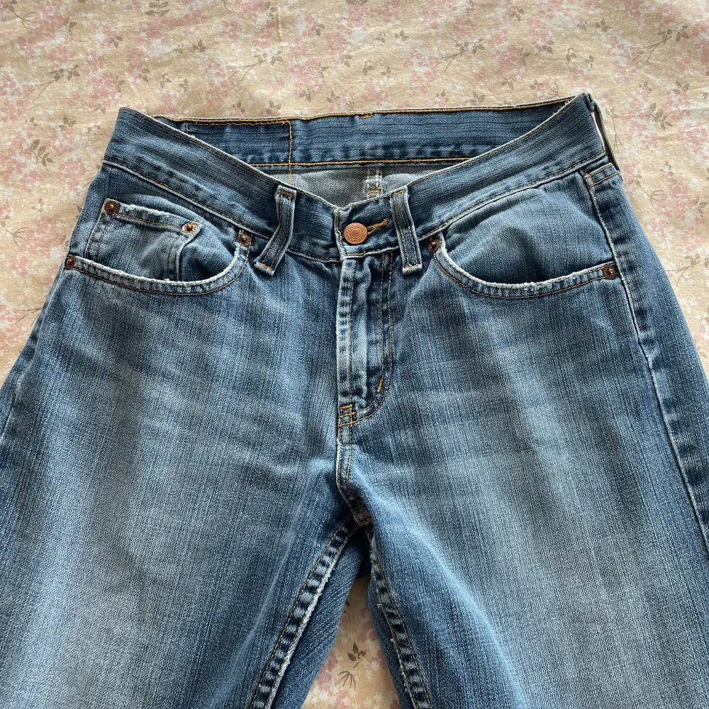Så snygga bootcut jeans som jag köpt second hand men de var tyvärr för små för mig 🌸 vet ej vad det är för märke tyvärr . Jeans & Byxor.