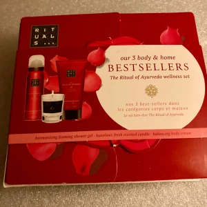 *NY* Ayurveda Gåvoset Fr Rituals  - Nytt Gåvoset Fr Rituals;  ”Our 3 Body & Home Bestsellers: 1. Harmonising Foaming shower gel (Indian rose & sweet almond oil) 50 ml 2. Balancing Body cream (Indian rose & sweet almond oil) 70 ml 3. Private collection mini candle (precious amber) 25 g