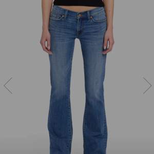Säljer dessa suuupersnygga lågmidjade bootcut jeans från 7 for all mankind då de var för små tyvärr. Stl 25, innerbenslängd 66-67 cm, midjemått tvärs över 36 cm. Nypris runt 2300 säljer för 600💘