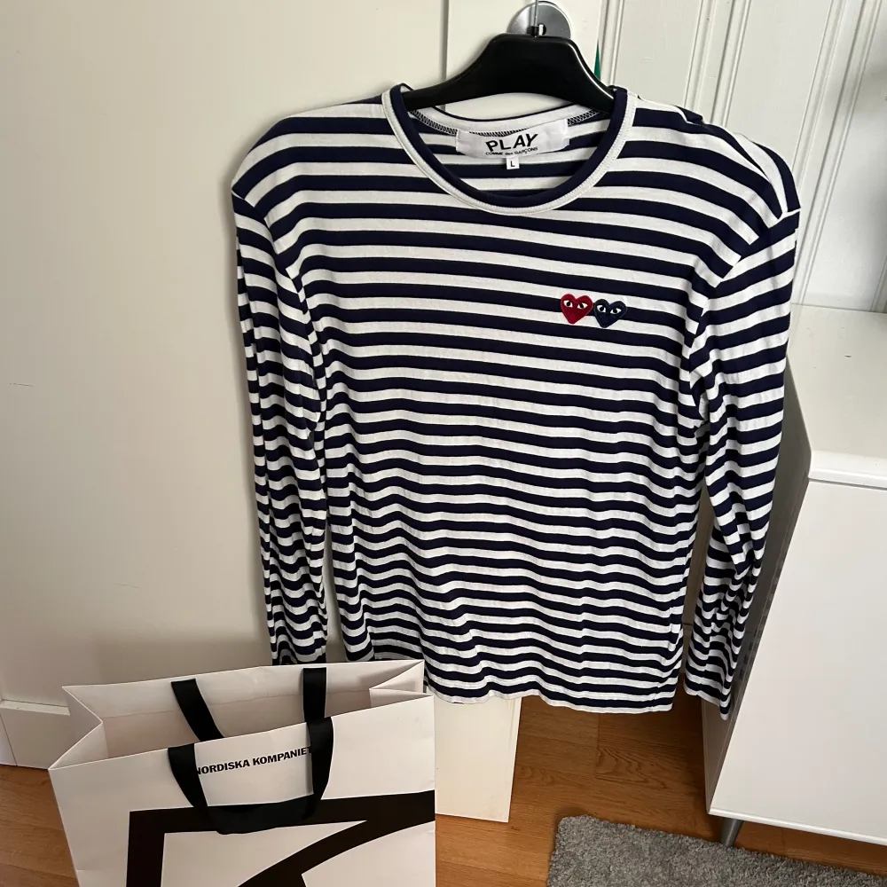 Säljer denna snygga COMME ses Garcons långärmade. Färgen är blåvit randig. Köptes på NK för 1799kr för ett tag sedan, jag säljer för endast 649kr. 10/10 skick. Strl L.. Tröjor & Koftor.