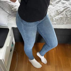 skinny jeans från bikbok, sitter som en smäck baktill & formar rumpan väldigt fint! inga defekter eller hål!
