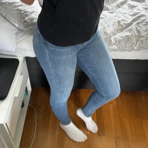 jeans från bikbok  - skinny jeans från bikbok, sitter som en smäck baktill & formar rumpan väldigt fint! inga defekter eller hål!