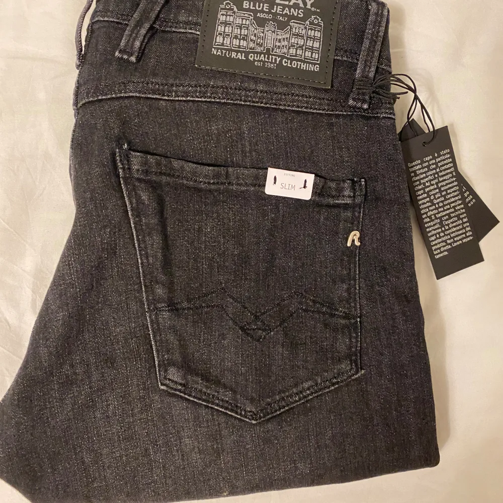 Ett par riktigt feta replay jeans i modellen anbass | sprillans nya 10/10 inga defekter | nypris 1800kr | mitt pris 649kr | skriv gärna i dm med frågor och funderingar. Jeans & Byxor.