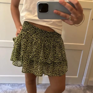 Grön leopard kjol - Cool till sommarn när man är brun! 💚 FÖRSTA BILDEN ÄR LÅNAD!! storlek 146/152 (barn), köpt på Kappahl!