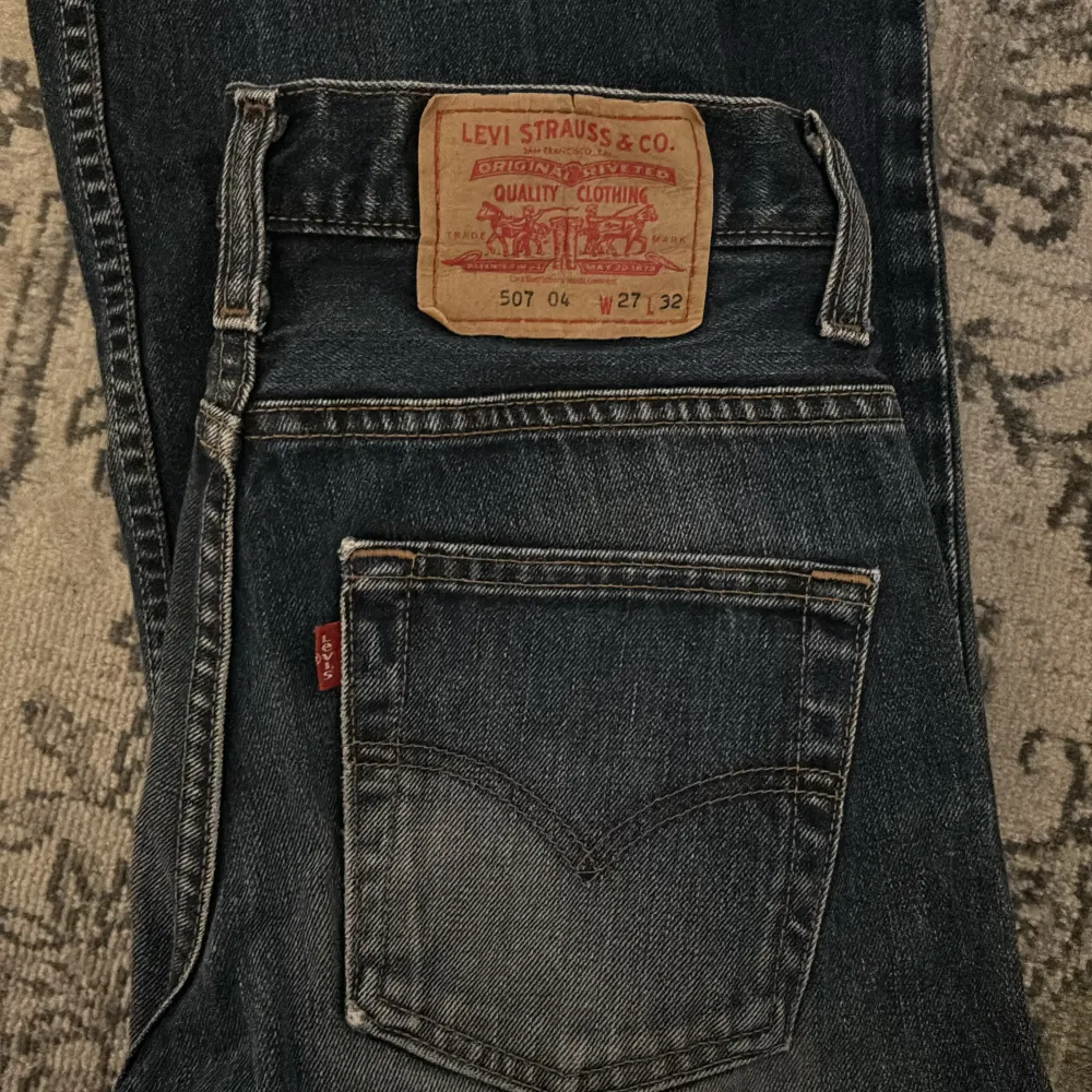 Skitsnygga Levi’s 507 jeans i en mörk blå färg💙 Köpta secondhand, men är i mycket bra skick. Uppsydda, innerbenslänhd: 70 cm. Prisförslag? . Jeans & Byxor.