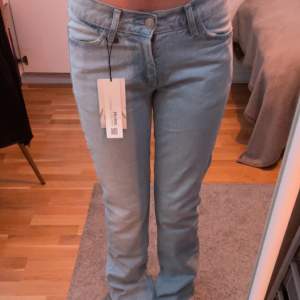 Fina ljusblå jeans från zara me en liten slit längst ner vid benet. Alla lappar kvar, endast testade. Nypris 399kr pris kan diskuteras 