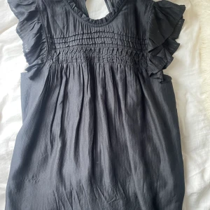 Volangblus  - Såå fin svart volangblus!! Den är knappt använd och säljer då den tyvärr intr kommer till användning❤️priset kan diskuteras!