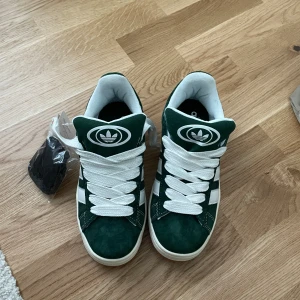 Adidas campus 00 - Nya Adidascampus 00 i strl 37 & 1/3. Både svarta och vita skosnören