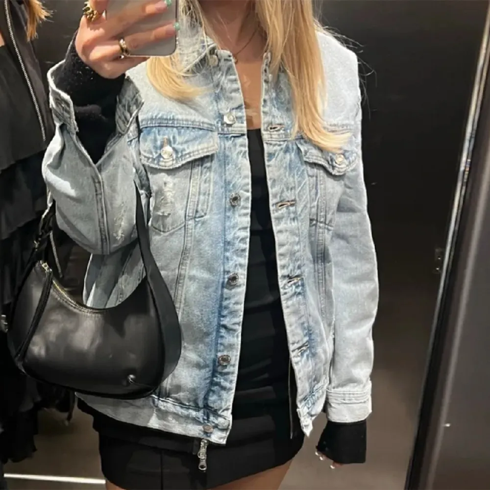 Supersnygg oversize jeansjacka, perfekt nu till våren och sommaren!😍❤️‍🔥 Köpte här på plick men säljer då den är för stor. (Lånade bilder💖) S men funkar även som M. Jackor.