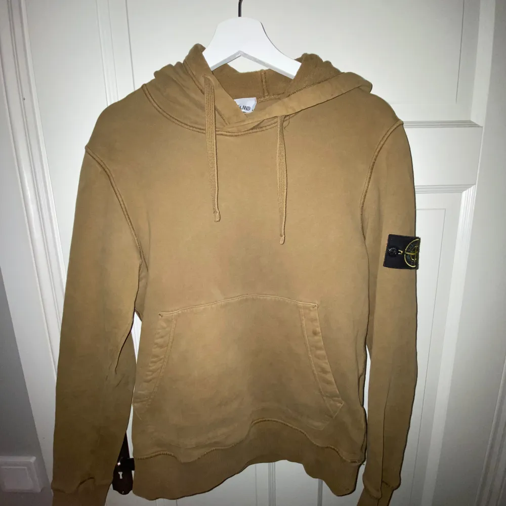 Säljer min Stone Island hoodie. Köpt på NK för 3699KR. Storlek S. Skick 8/10. Hoodies.