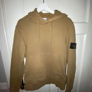 Säljer min Stone Island hoodie. Köpt på NK för 3699KR. Storlek S. Skick 8/10