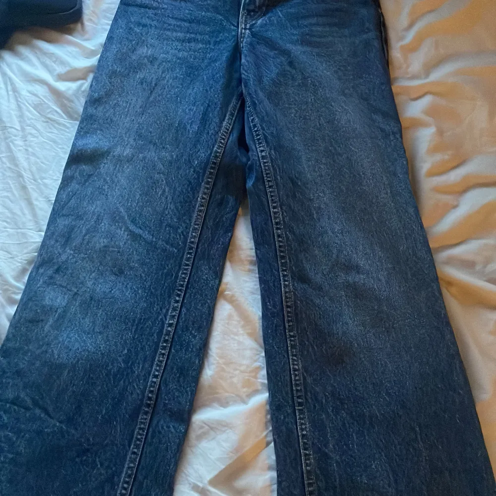 Mörkblåa använd väldigt få antal gånger, bra i lång då jag är 1,63. Jeans & Byxor.