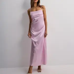Super söt långklänning, från nelly! Klänningen är aldrig använd och har prislapp på! Storlek M  lånad bild!