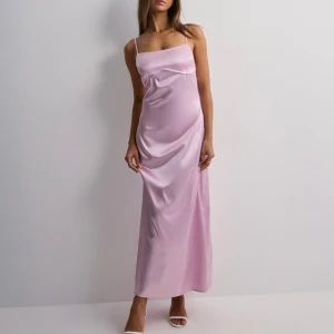 Långklänning  - Super söt långklänning, från nelly! Klänningen är aldrig använd och har prislapp på! Storlek M  lånad bild!