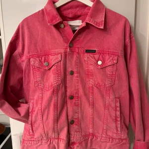 Calvin klein rosa jeansjacka - Från nakd, storlek s. Använd en gång. Jättefin!