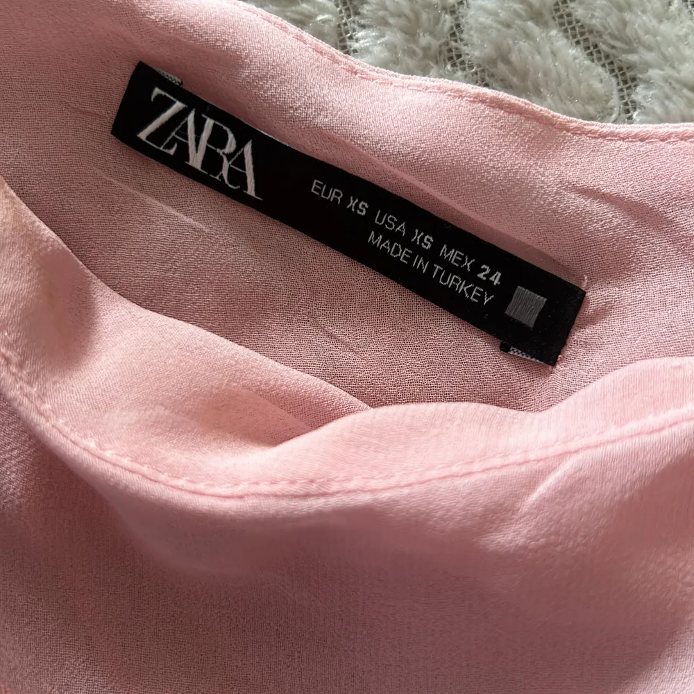 Somrig topp från Zara 🩷🩷, köpt av annan säljare och säljer då den är lite liten för mig! (Aldrig använd av mig). Toppar.