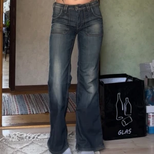 Blåa jeans - Snygga jeans från Le Temps des Cerises. Lite slitna längst ner. Storlek 25(passar XS ungefär)