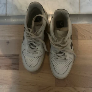 Veja sneakers  - Använda men är ändå i bra skick. Med nya skosnören o lite puts blir de fina:) 