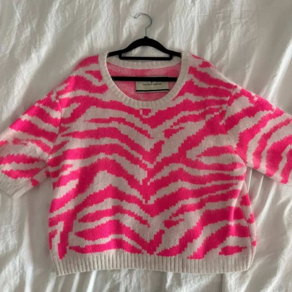 Säljer denna stickade t-shirt från Malene birger! Den har ett coolt zebra rosa mönster och är jätte mjuk och skön att ha på dig. Storlek M men passar S❤️. Stickat.