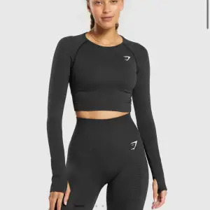 En nästintill oanvänd träningströja från Gymshark! Det är deras Vital seamless LONG SLEEVE CROP TOP. Storlek M 