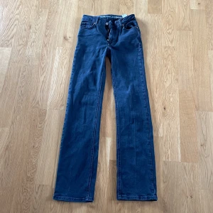 Svarta jeans - Ett par jättefina svarta jeans! De är mid-low rise och släpar i marken på mig som är 174cm💗De är hyfsat  använda, säljer pga att de inte kommer till användning längre💗 Hör gärna av dig om du har frågor!🤍