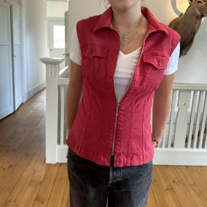 Cool röd väst - Så cool röd jeansväst till sommaren!!❤️❤️‼️