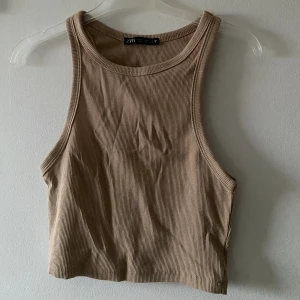 Fin topp - Fin topp i beige färg, från zara i storlek M men passar S också! I princip aldrig använd, jätteskön på!  