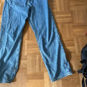 Säljer dessa Weekday blåa jeans! Det står information om vilken storlek och namn på jeasen. Inget fel med jeansen, bra passform för de som gillar de baggy! Släpper de för 200-300kr!