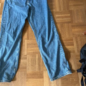 Weekday Jeans Blå Galaxy Loose Straight Jeans - Säljer dessa Weekday blåa jeans! Det står information om vilken storlek och namn på jeasen. Inget fel med jeansen, bra passform för de som gillar de baggy! Släpper de för 200-300kr!