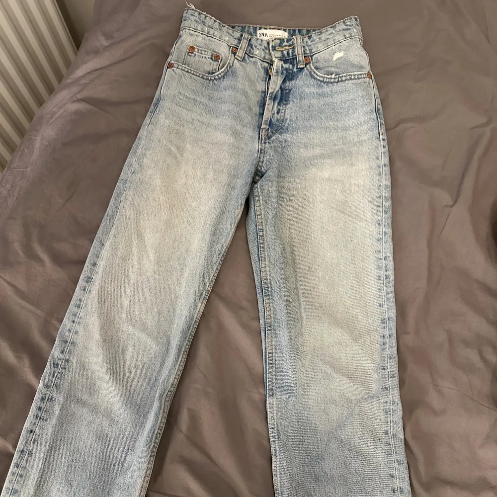 Så fina jeans från zara som tyvärr har blivit för små. Dom är mid waist  och avklippta nertill vilket dom också var när jag köpte dom. Annvända men ser ut som nya🫶🏼🫶🏼. Jeans & Byxor.