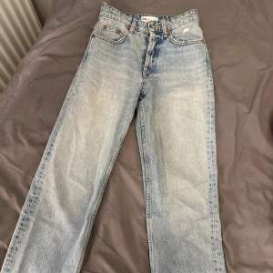 Så fina jeans från zara som tyvärr har blivit för små. Dom är mid waist  och avklippta nertill vilket dom också var när jag köpte dom. Annvända men ser ut som nya🫶🏼🫶🏼