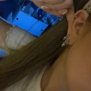 edblad örhängen - säljer båda paren edblad örhängen, ena paret är normal storleken och det andra paret är mini det går även att köpa ett par i så fall diskuteras pris i dm 