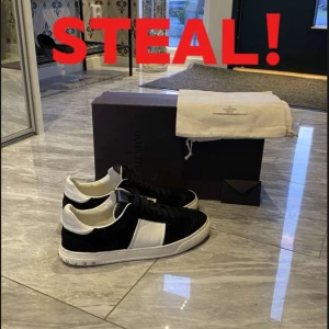 Valentino flycrew  - Tja säljer nu mina valentino flycrews i storlek 40 med passar upp till 41,5 Dem är i gott skick bara en nit har lossnat men du får med en extra nit och sen är det lite heldrag. Skriv om ni har frågor priset kan diskuteras allt og tillkommer mvh Ville