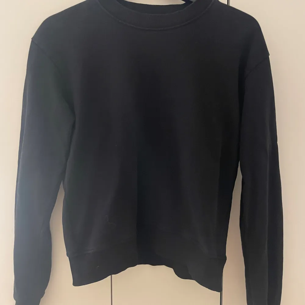 En enkel sweatshirt från NAKD som säljs då den inte kommer till användning😇. Tröjor & Koftor.