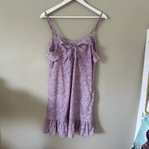 Lila klänning från asos i storlek 40😊Använd gärna köp nu💕