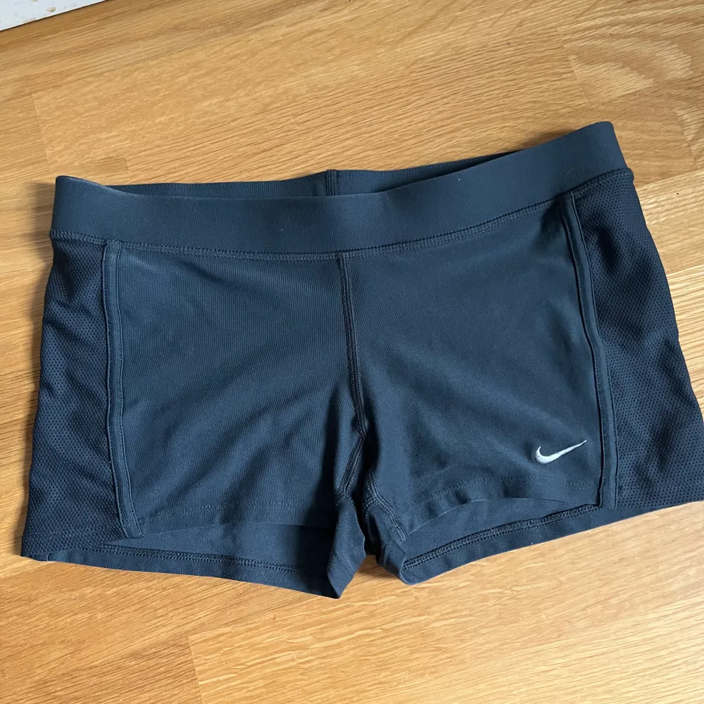 Mörkgråa korta dri-fit shorts från Nike i storlek s och ganska låga i midjan. Second hand men inget slitet som syns.. Shorts.