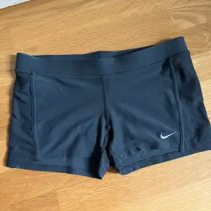 Mörkgråa korta dri-fit shorts från Nike i storlek s och ganska låga i midjan. Second hand men inget slitet som syns.