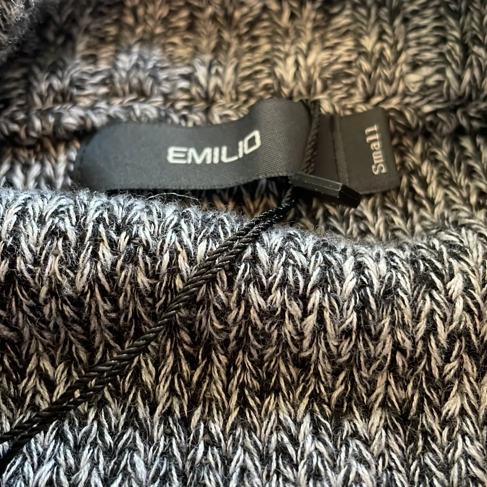 Stickad kofta/cardigan från märket Emilio tröjan är storlek S . Tröjor & Koftor.