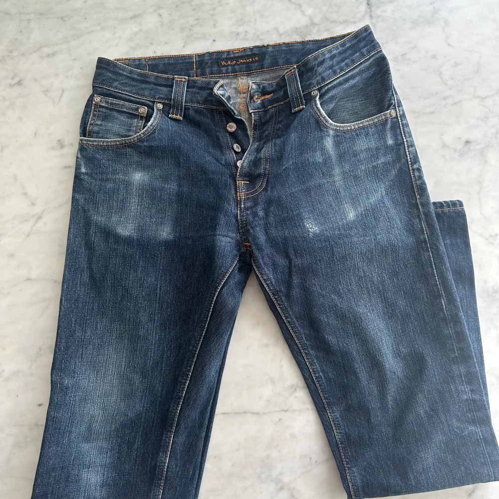 Ett par riktigt riktigt schyssta jeans från Nudie. Sköna slitningar . Fint skick. nypris 1600kr, köp för endast 350kr.  Fast pris gäller🤝. Jeans & Byxor.