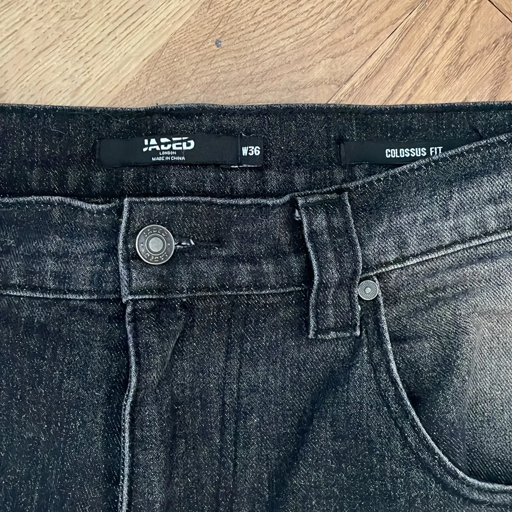 Jeans från jaded london i bra skick förutom lite heel drag som knappt syns . Jeans & Byxor.