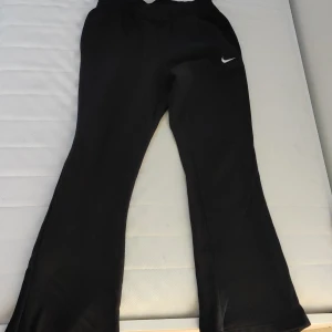 NIKE mjukisbyxor  - Snygga & oanvända Nike byxor storlek S Utsvängda PRIS KAN SÄNKAS vid snabb affär