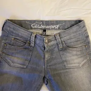 Säljer dessa gråa jeansen som köptes här på plick (bilderna är från förra säljaren). Måtten 37cm x 80cm så skulle nog passa runt xs 