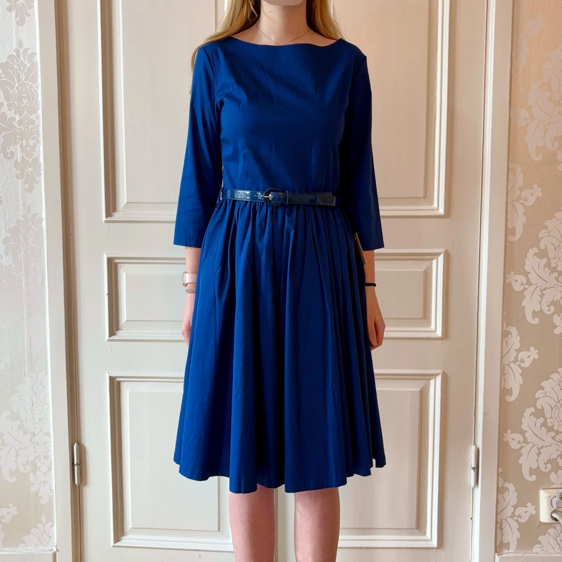 Mörk blå klänning, Lindy Bop