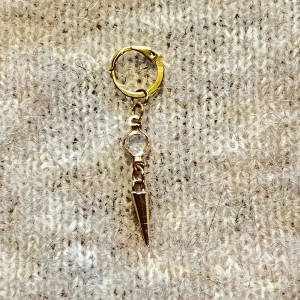 As snyggt örhänge  - Säljer detta as snygga örhänge ❤️  Finns i guld och silver 🩶⭐️  75kr st 115kr par  Frakt 25kr ❤️