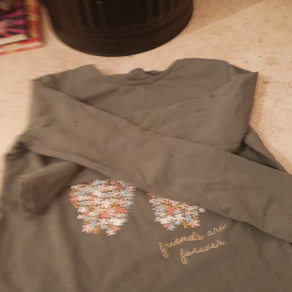 Den är fin med en fjäril med blommor i - 90