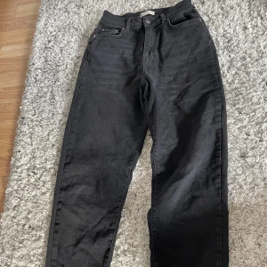 Mom jeans - Mom jeans från Gina i fint skick! Storlek 38. Stretch i benen 