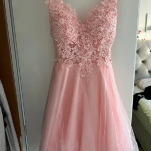 Bal rosa klänning - Har använt en gång ser ny ut! 