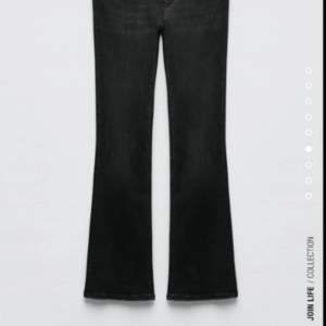 Svarta low waist jeans från zara i storlek 38. Köparen står för frakten 💗
